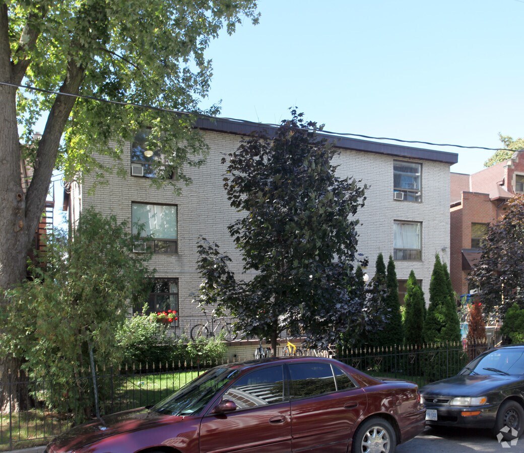 22 Maynard Ave, Toronto, ON M6K 2Z8