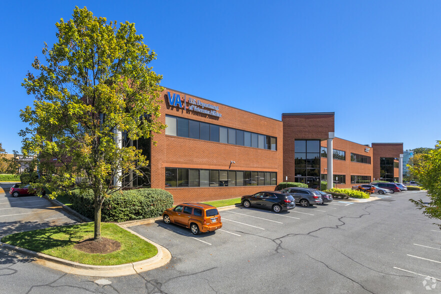 15800-15810 Gaither Dr, Gaithersburg, MD for lease - Building Photo - Image 1 of 8