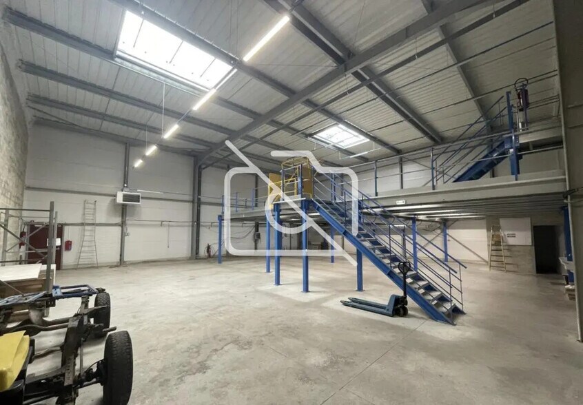 Office in Les Ulis for lease - Interior Photo - Image 3 of 6