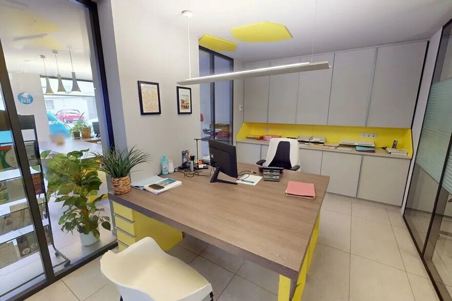 Retail in Nice for lease - Interior Photo - Image 3 of 6