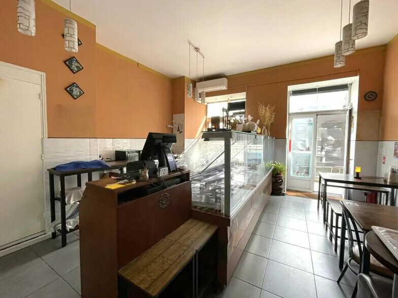 Retail in Nice for lease - Interior Photo - Image 1 of 3