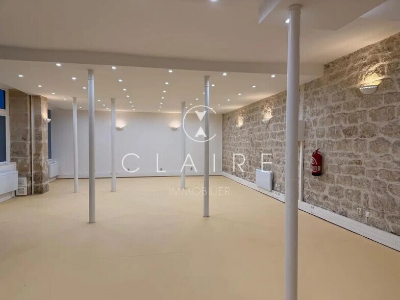 Retail in Paris for lease - Interior Photo - Image 1 of 3