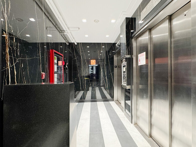 139 E 57th St, New York, NY for lease - Lobby - Image 3 of 4