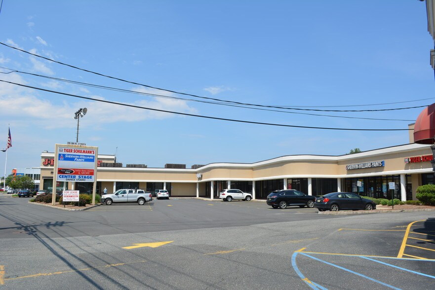 176-184 Route 17 North, Paramus, NJ for lease - Building Photo - Image 2 of 4