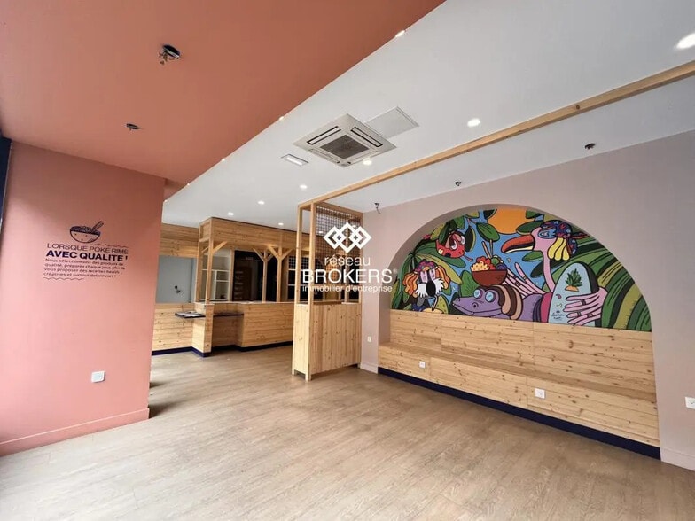 Retail in Cholet for lease - Interior Photo - Image 1 of 5