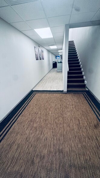 6015 S Rainbow Blvd, Las Vegas, NV for lease - Lobby - Image 1 of 19