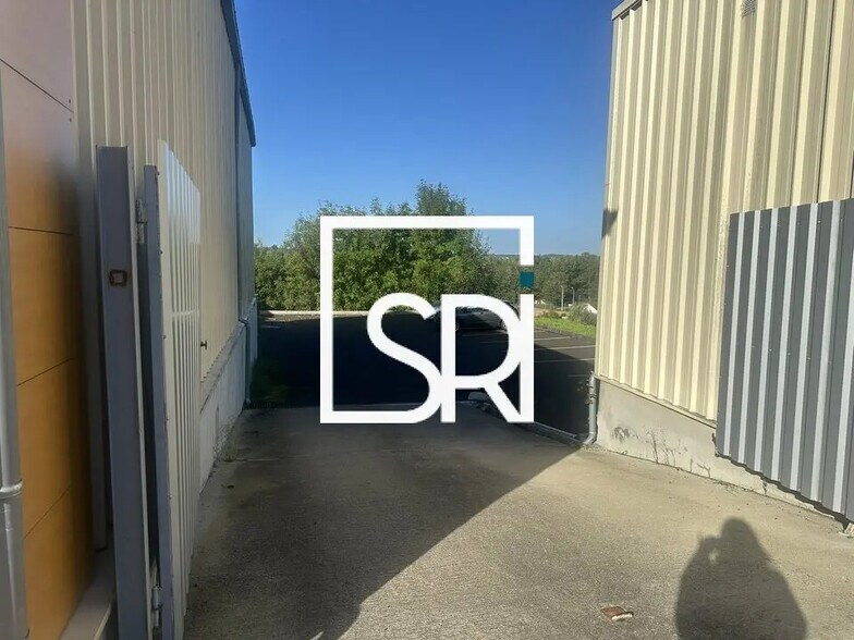 Retail in Abrest for sale - Building Photo - Image 2 of 10