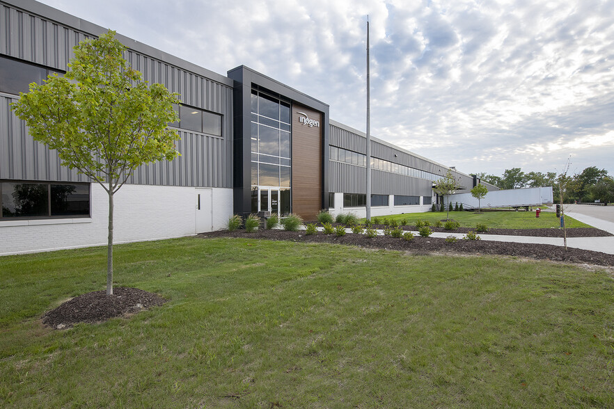 1 American Rd, Brooklyn, OH for lease - Building Photo - Image 3 of 9