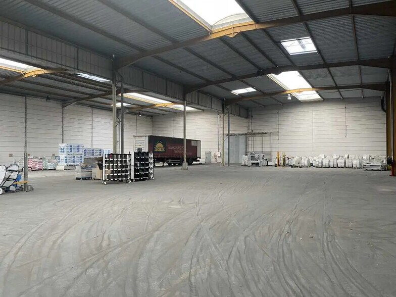 Flex in Warluis for lease - Interior Photo - Image 2 of 3