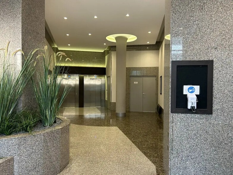 Office in Lyon for lease - Lobby - Image 3 of 11