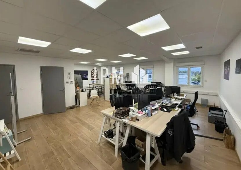 Flex in Aubagne for lease - Interior Photo - Image 3 of 5