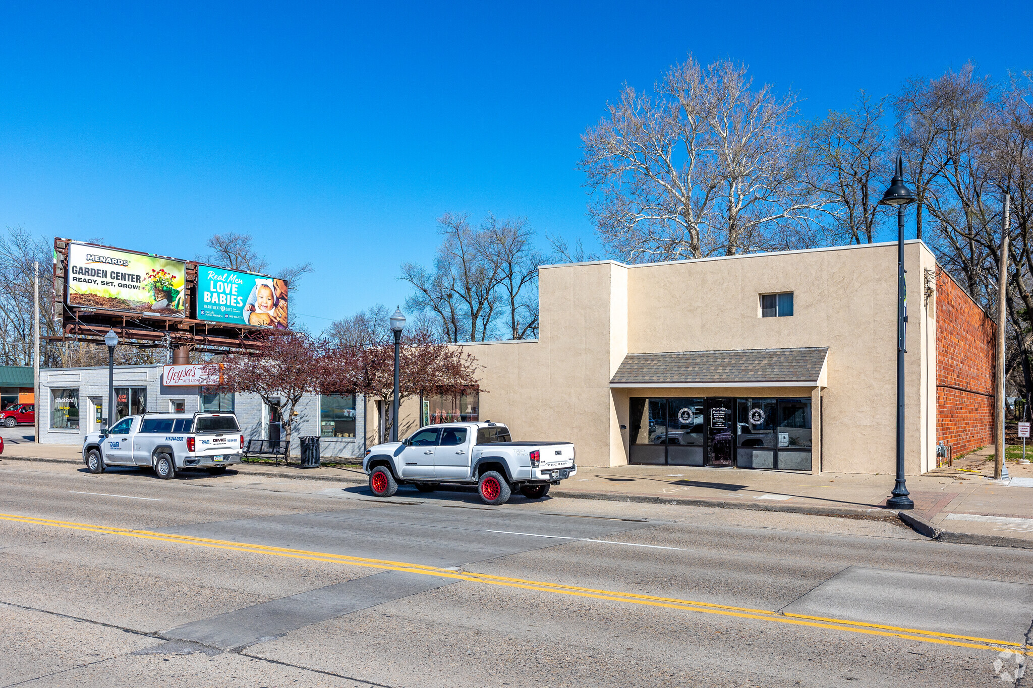 6825 Douglas Ave, Urbandale, IA for lease Building Photo- Image 1 of 7