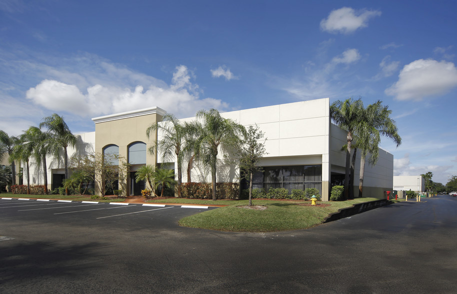 602 S Military Trl, Deerfield Beach, FL for lease - Building Photo - Image 2 of 23