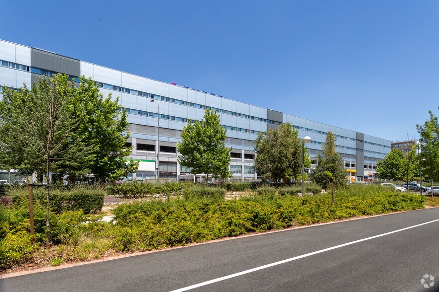 Calle de Isabel Colbrand, 10-12, Madrid, Madrid for lease - Building Photo - Image 3 of 3