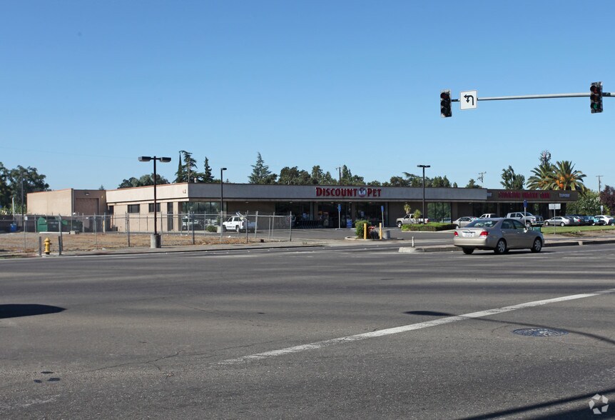 11401148 Hammer Ln, Stockton, CA 95207