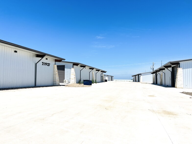 21901 US-79 Hwy, Taylor, TX for lease - Building Photo - Image 3 of 4