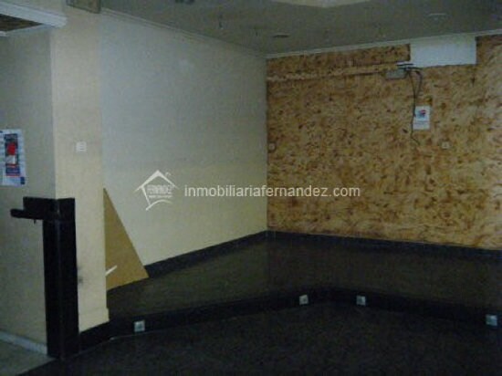 Retail in Cáceres for lease - Building Photo - Image 2 of 5