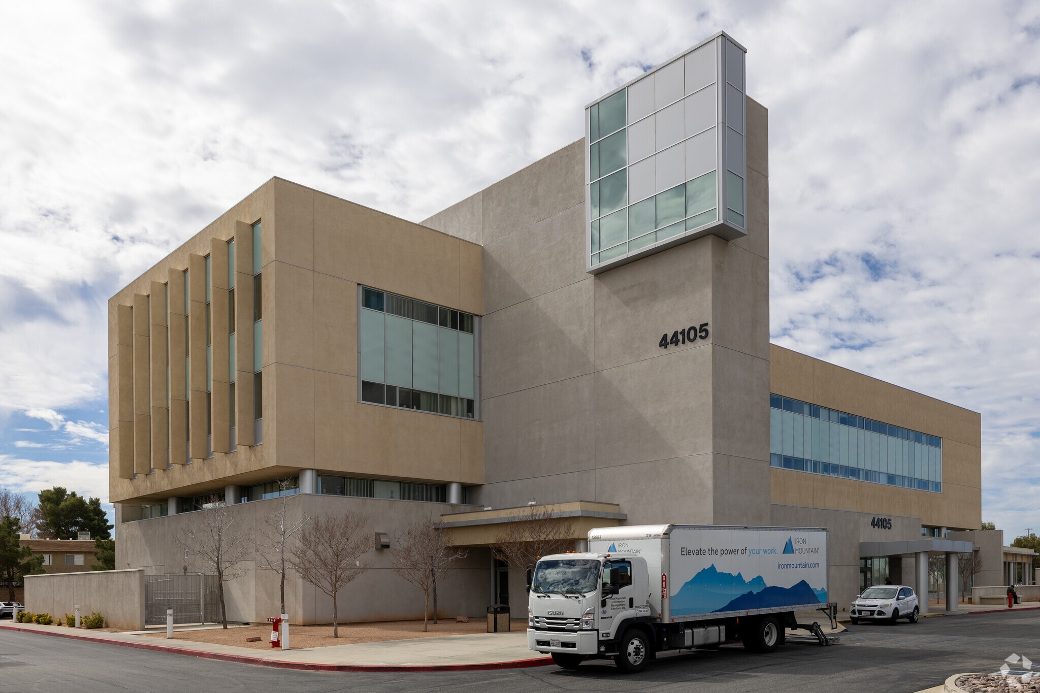 44105 15th St W, Lancaster, CA for lease Primary Photo- Image 1 of 11