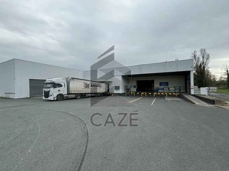 Location Entrepôt 4 860 m² - Photo 1