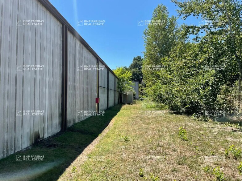 Flex in Eysines for lease - Building Photo - Image 2 of 8