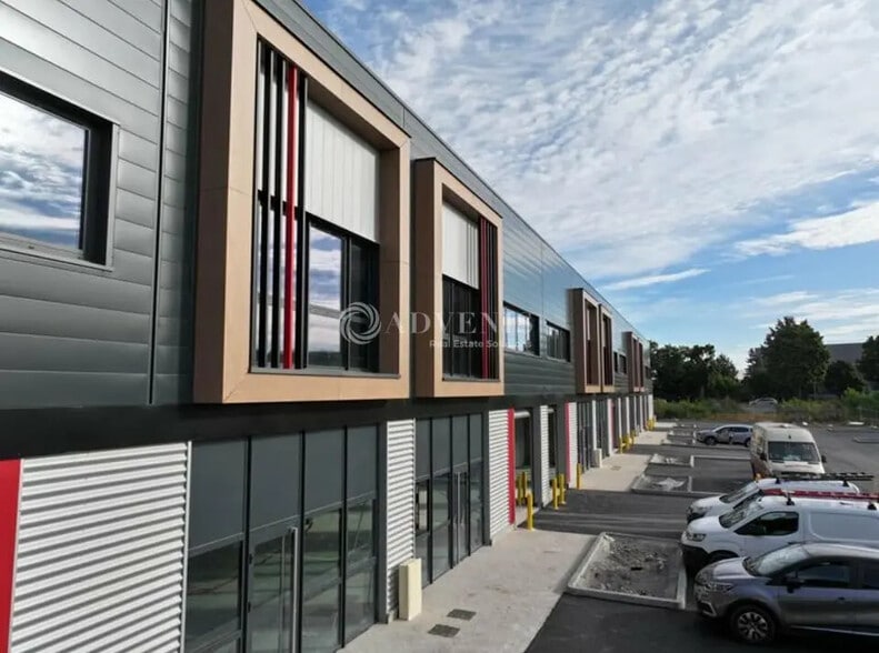 Flex in Saint-Laurent-de-Mure for lease - Building Photo - Image 1 of 3