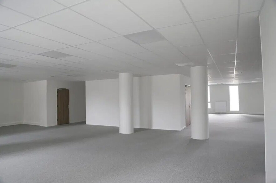 Office in Rouen for lease - Building Photo - Image 2 of 6