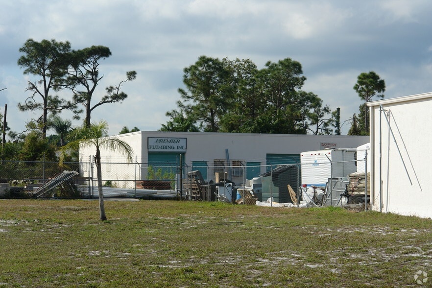102-152 NE Dixie Hwy, Stuart, FL for lease - Building Photo - Image 2 of 2