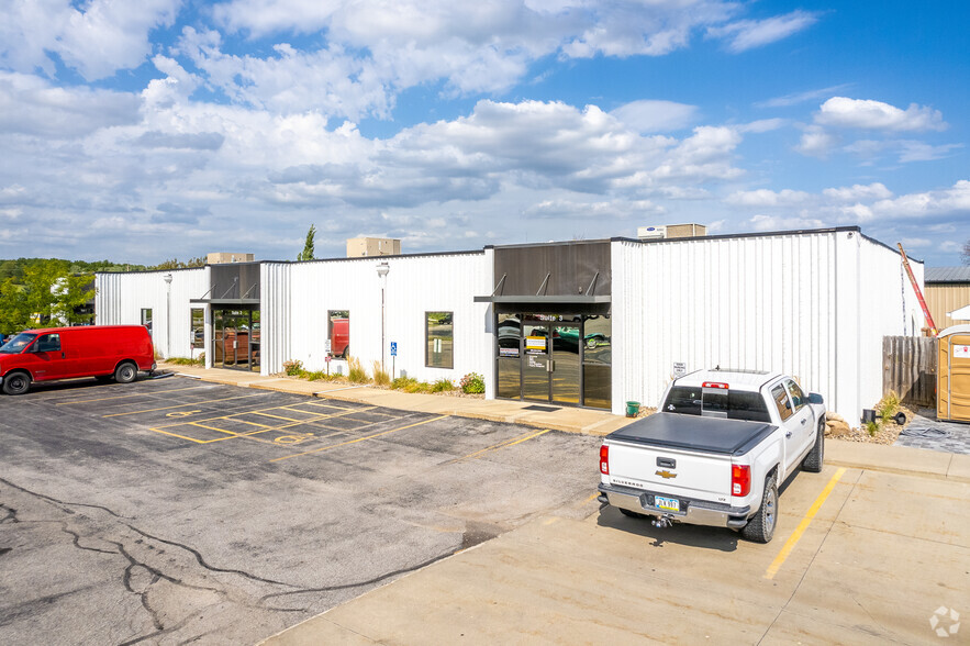 10888 Hickman Rd, Clive, IA for lease - Primary Photo - Image 2 of 5