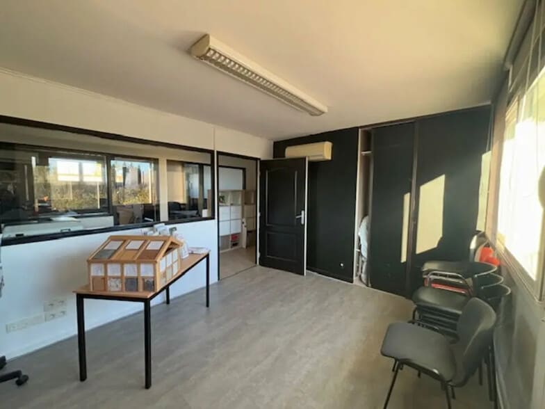 Office in Monteux for lease - Interior Photo - Image 3 of 12