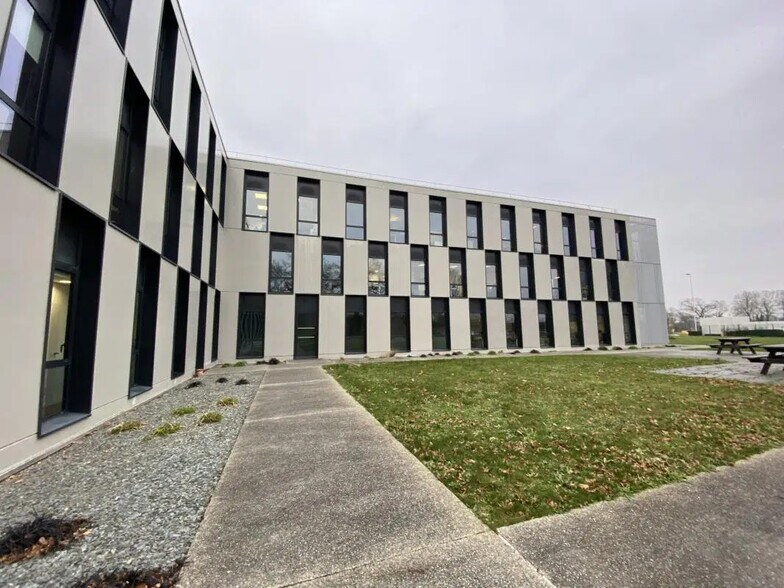 Office in Saint-Grégoire for lease - Building Photo - Image 2 of 7