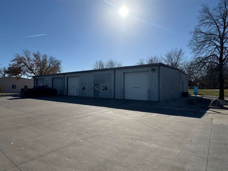 9289 Swanson Blvd, Clive, IA for lease - Building Photo - Image 2 of 7