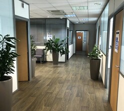 Office in Champagne-au-Mont-d'Or for lease Interior Photo- Image 2 of 5