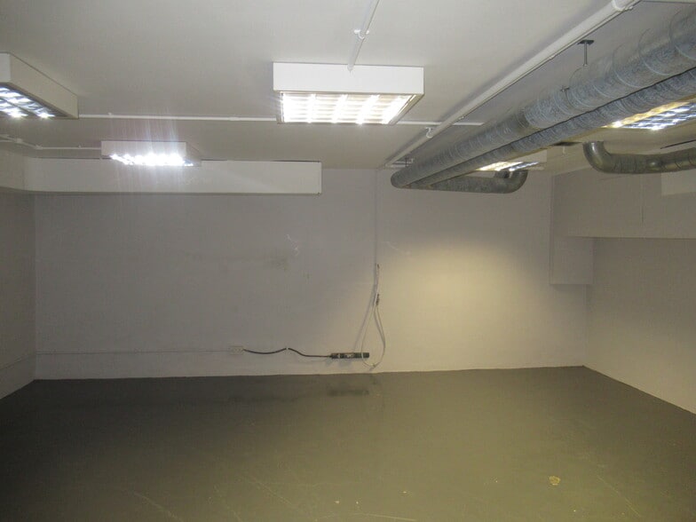 56 Wimbledon Hill Rd, London for lease - Interior Photo - Image 2 of 8