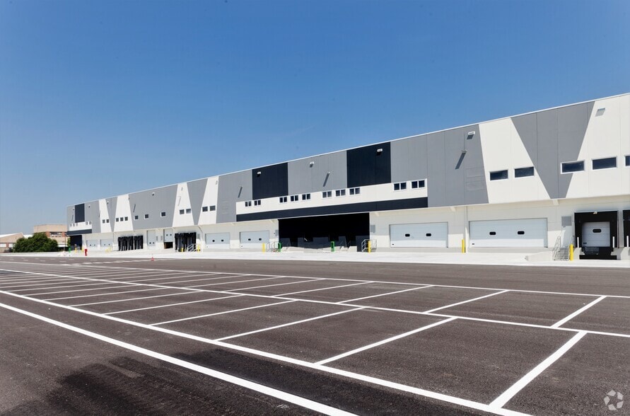 Calle de Eduardo Barreiros, 104, Madrid, Madrid for lease - Building Photo - Image 3 of 13