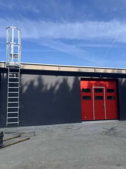 Flex in Coignières for sale - Building Photo - Image 1 of 7