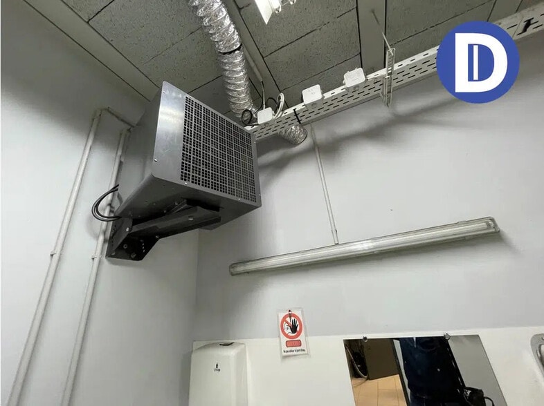 Office in La Maxe for lease - Interior Photo - Image 3 of 7