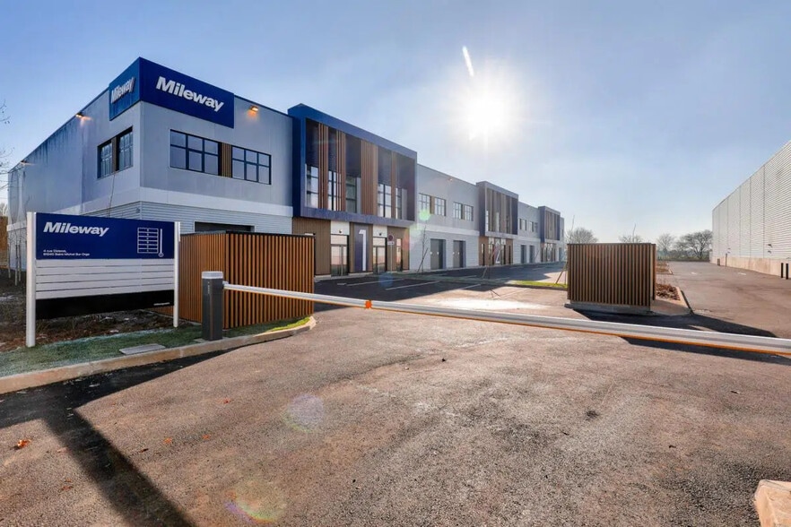 Industrial in Saint-Michel-sur-Orge for lease - Building Photo - Image 1 of 14