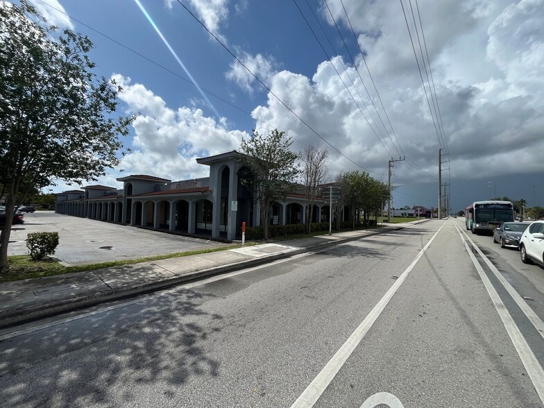 5906-5972 Pembroke Rd, Hollywood, FL for lease - Building Photo - Image 2 of 6