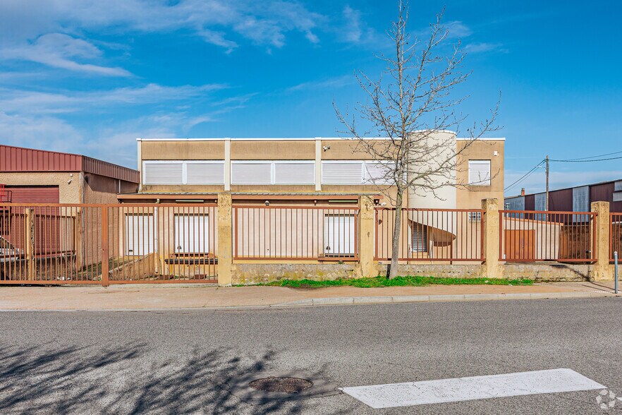 Flex in Saint-Genis-Laval for lease - Building Photo - Image 2 of 2