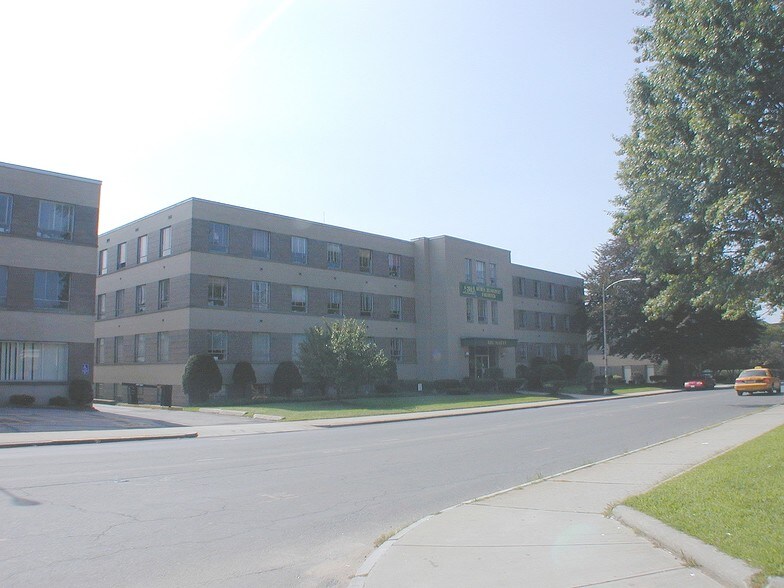 110 120 130 Maple St, Springfield, MA for sale - Building Photo - Image 1 of 1