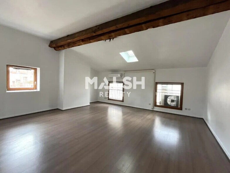 Office in Lyon for lease - Building Photo - Image 3 of 17