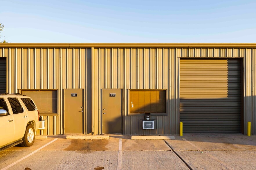 38-40 Wilson Rd, Humble, TX for lease - Building Photo - Image 2 of 8