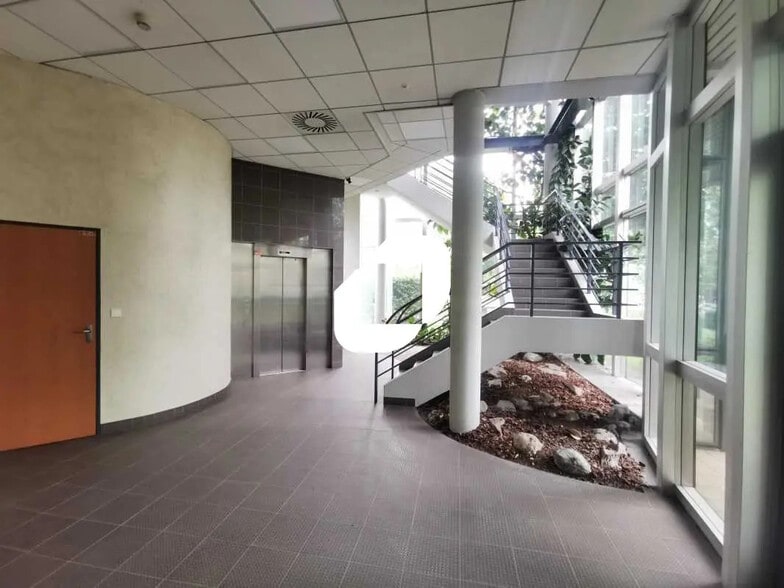 16 Rue Georges Besse, Antony for lease - Lobby - Image 2 of 18