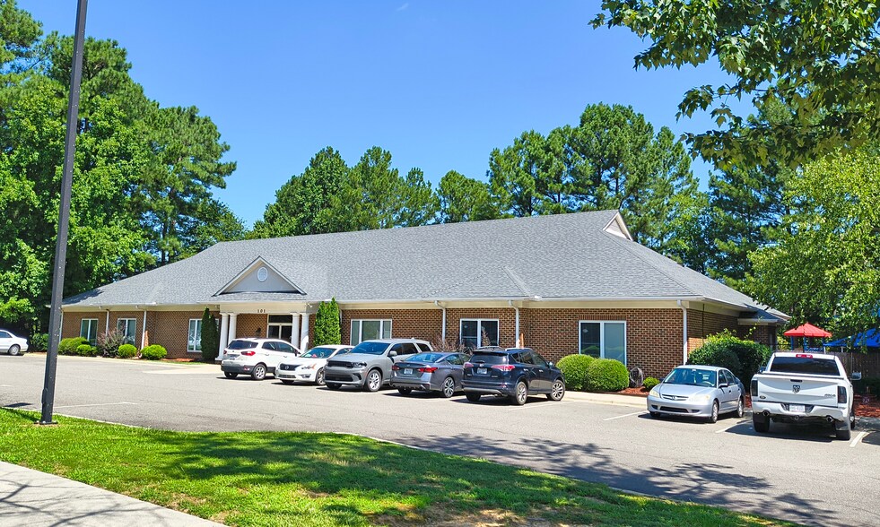 101 Arbor Creek Dr & 101 Osterville Dr portfolio of 2 properties for sale on LoopNet.com - Building Photo - Image 2 of 6