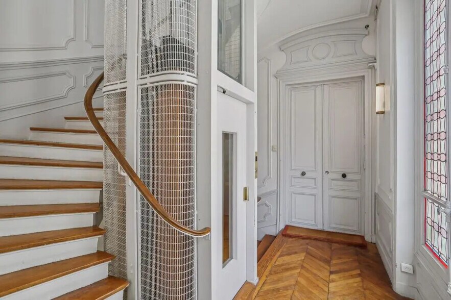 63 Rue De Ponthieu, Paris for lease - Building Photo - Image 2 of 12