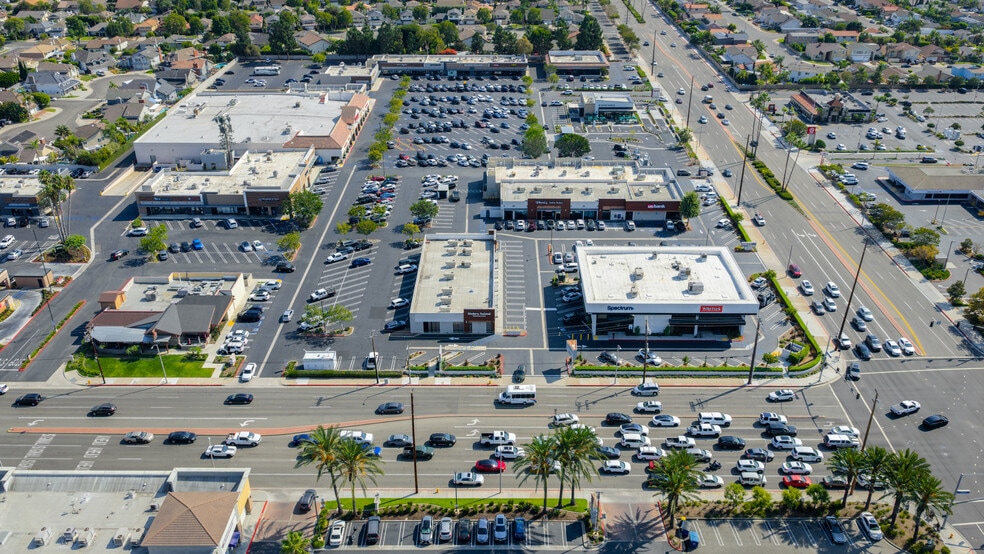 20052 Brookhurst St, Huntington Beach, CA for lease - Building Photo - Image 2 of 8