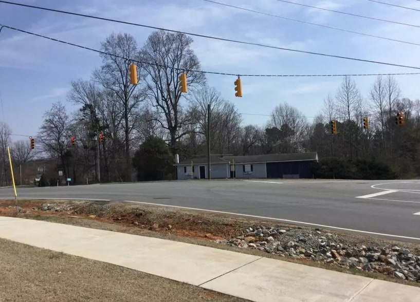 4105 Old Hillsborough Rd, Mebane, NC for sale - Building Photo - Image 3 of 10