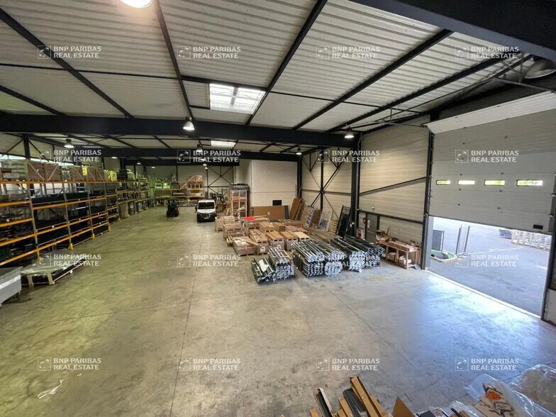 Flex in Montévrain for lease - Interior Photo - Image 2 of 9