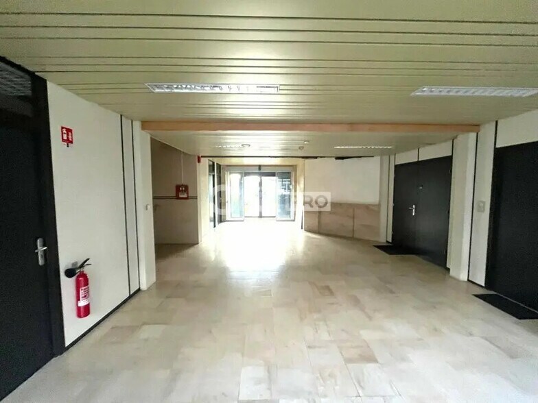 Office in Chauny for lease - Lobby - Image 2 of 5