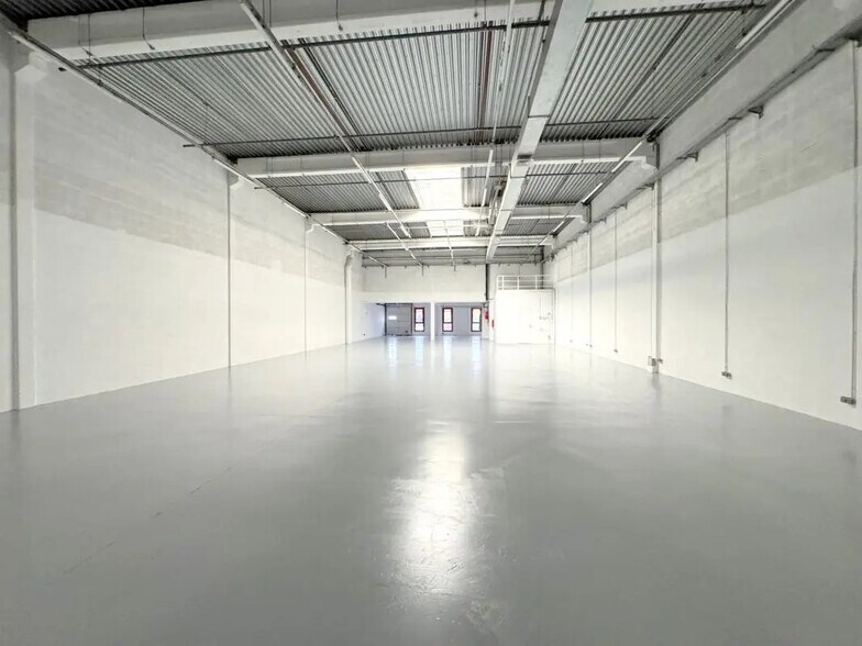 Flex in Éragny for lease - Interior Photo - Image 3 of 23